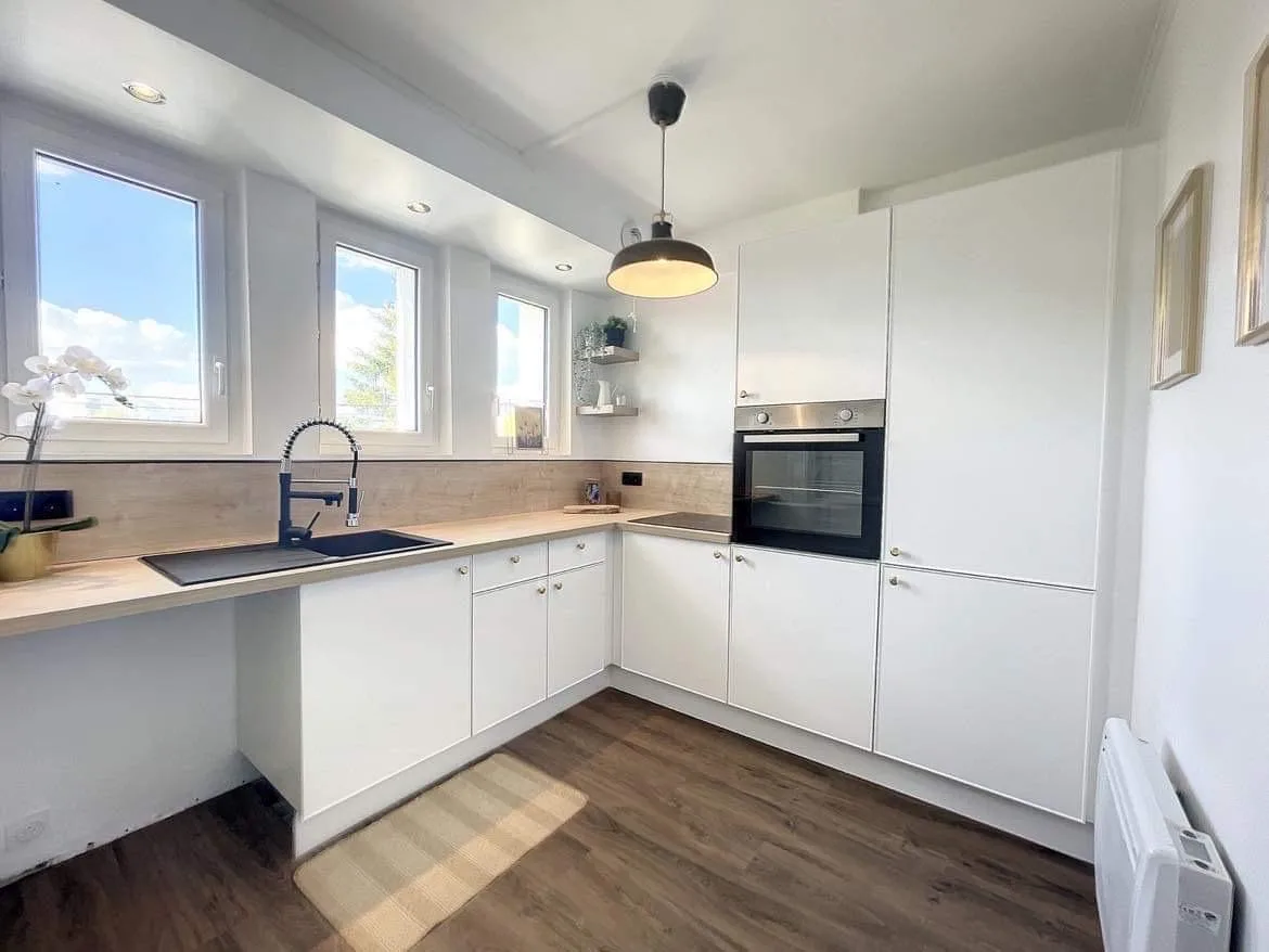 Cuisine aménagée d’un des logements